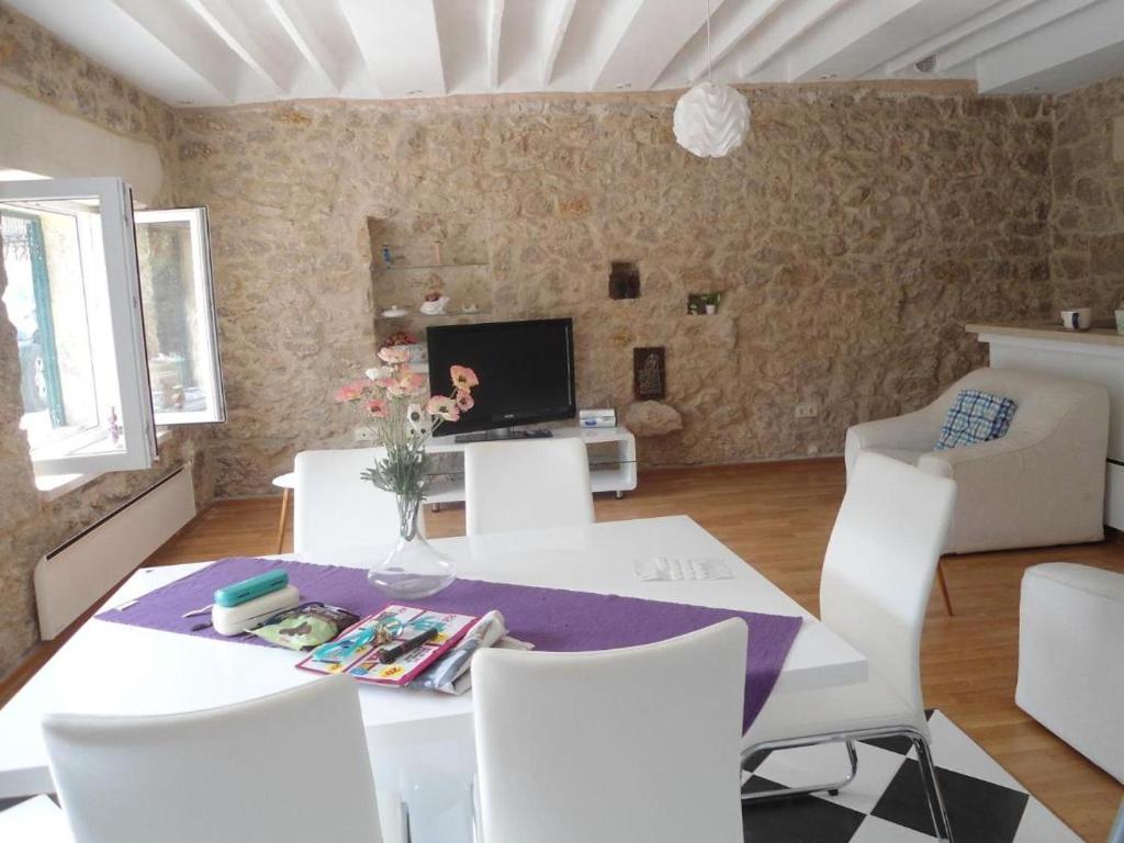 sala de estar con mesa blanca y sillas blancas en Vacation house dunja, en Runović