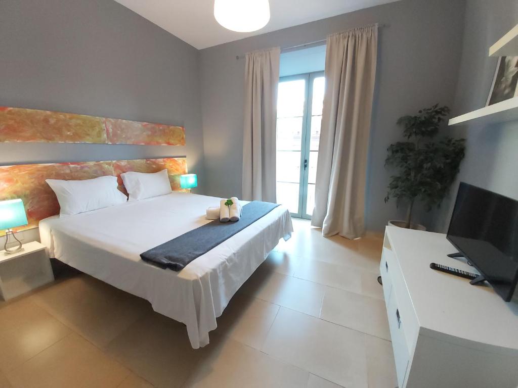 1 dormitorio con 1 cama y escritorio con ordenador en Del Parque Flats Central, en Málaga