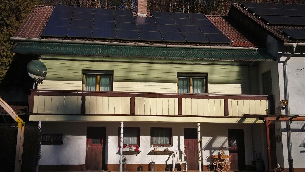 une maison avec des panneaux solaires en haut dans l'établissement Gemütliches Haus mit Sauna im Voralpenland, à Peißenberg