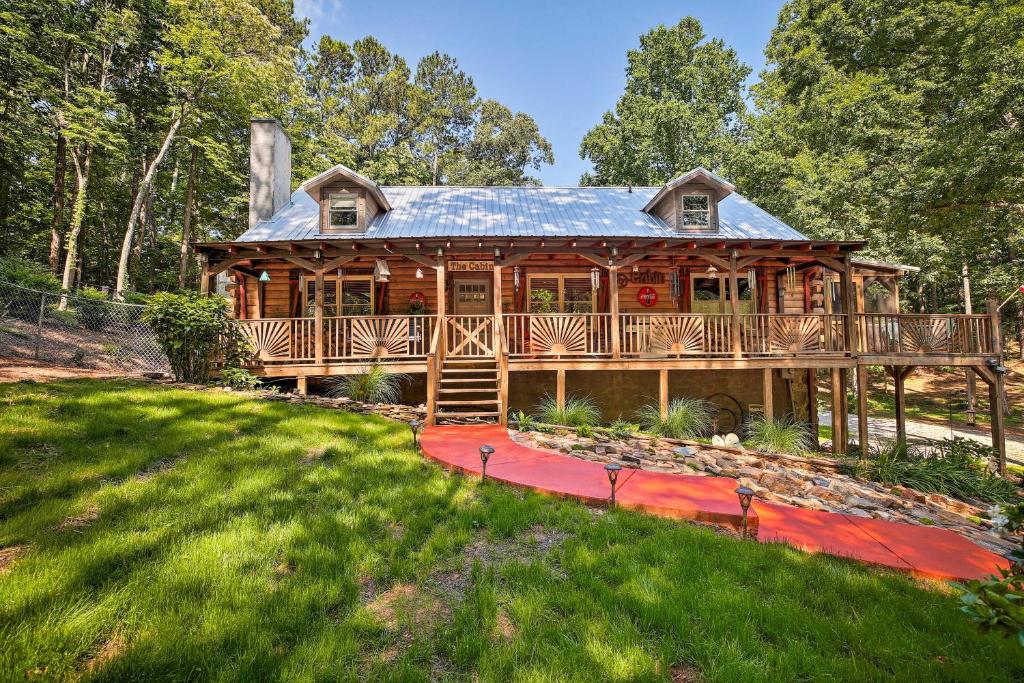 Cabaña de madera grande con terraza y patio en Serene Mableton Cabin - 13 Mi to Downtown Atlanta!, en Mableton