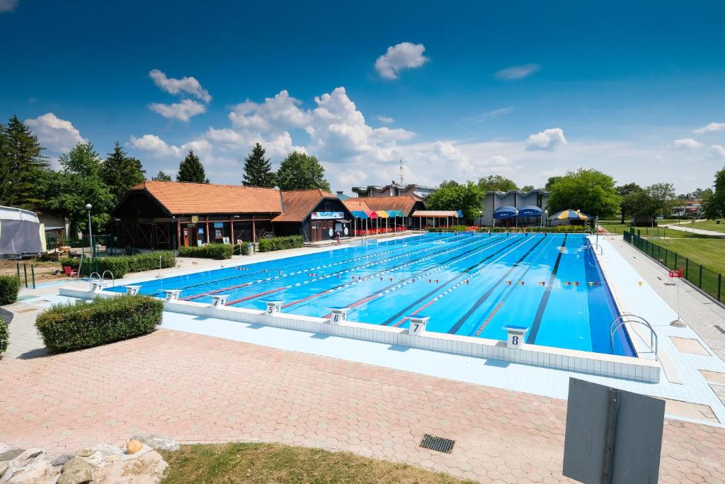 Bazén v ubytování Mediteran Travel Mobile Homes in Camping Terme Čatež nebo v jeho okolí