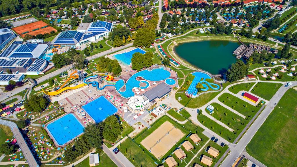 una vista aérea de una piscina en un parque de atracciones en Mediteran Travel Mobile Homes in Camping Terme Čatež, en Brežice