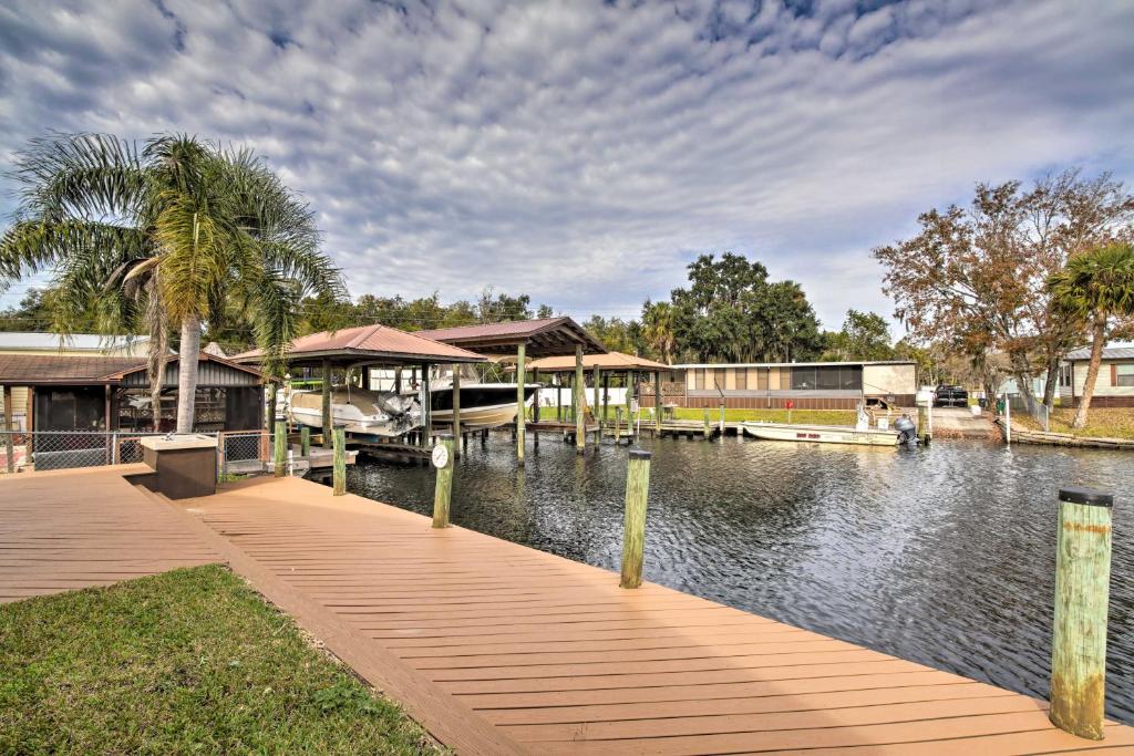 Waterfront Homosassa Home with Private Dock and Deck!, Homosassa