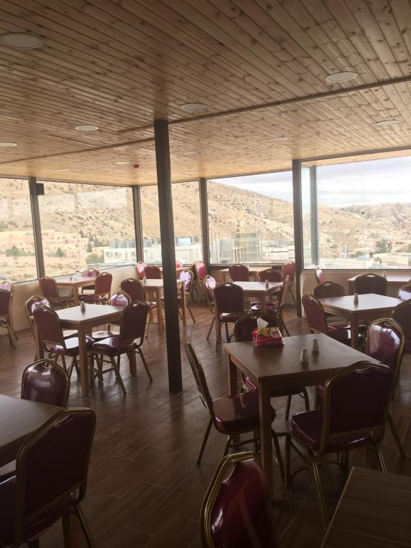 En restaurant eller et spisested på Petra Cabin Inn Hostel&Resturant