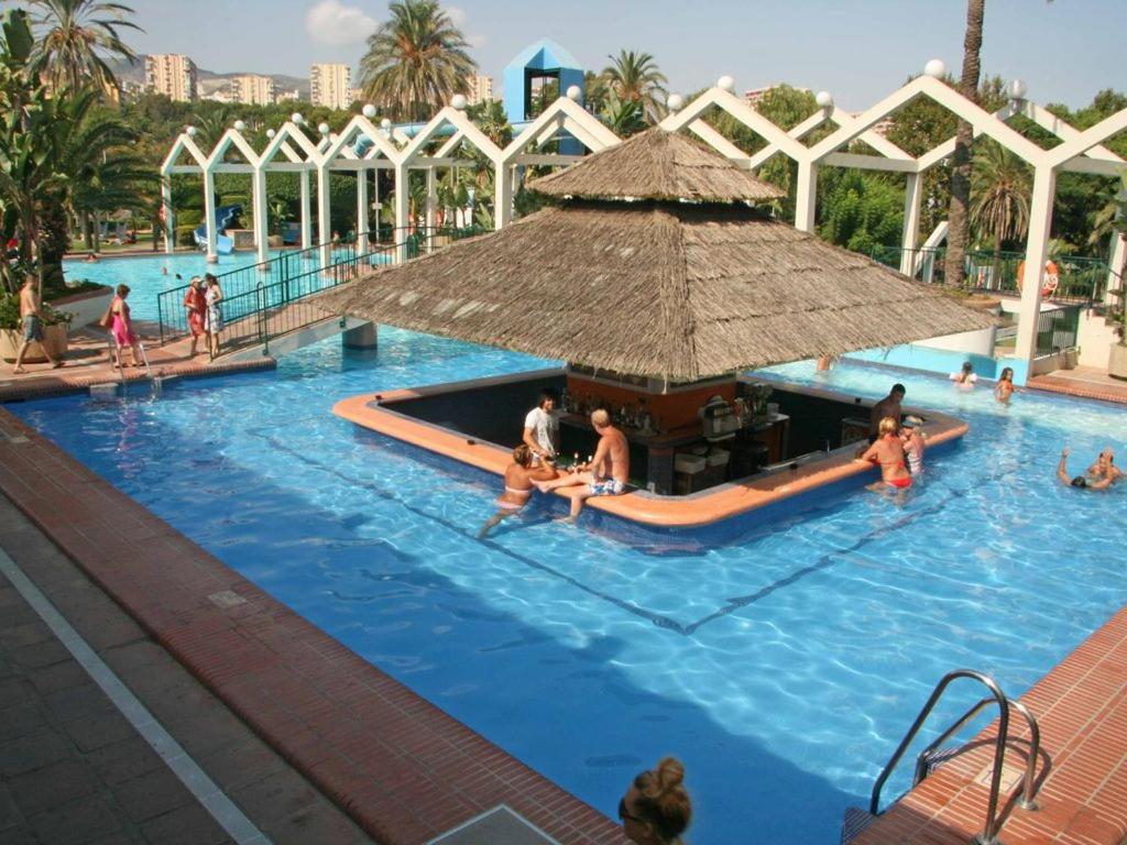 un grupo de personas en una piscina en un complejo en suite benal beach 23, en Benalmádena