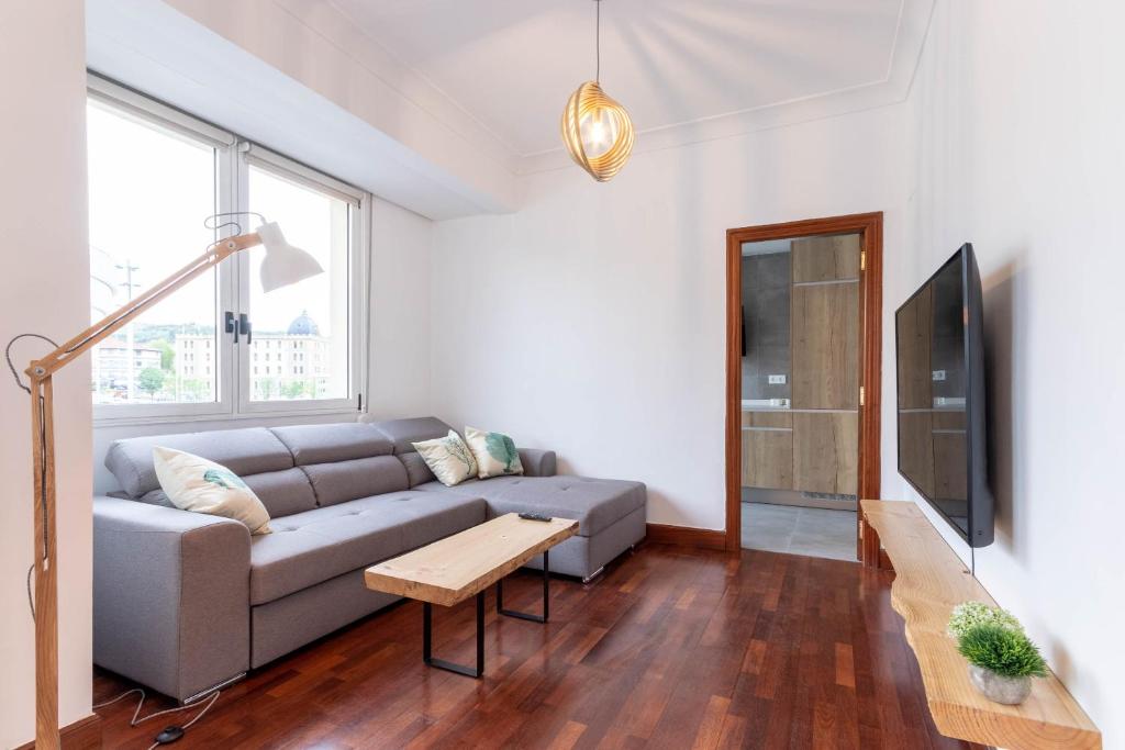 Apartamento con vistas al Estadio San Mamés - Two-Bedroom Apartment