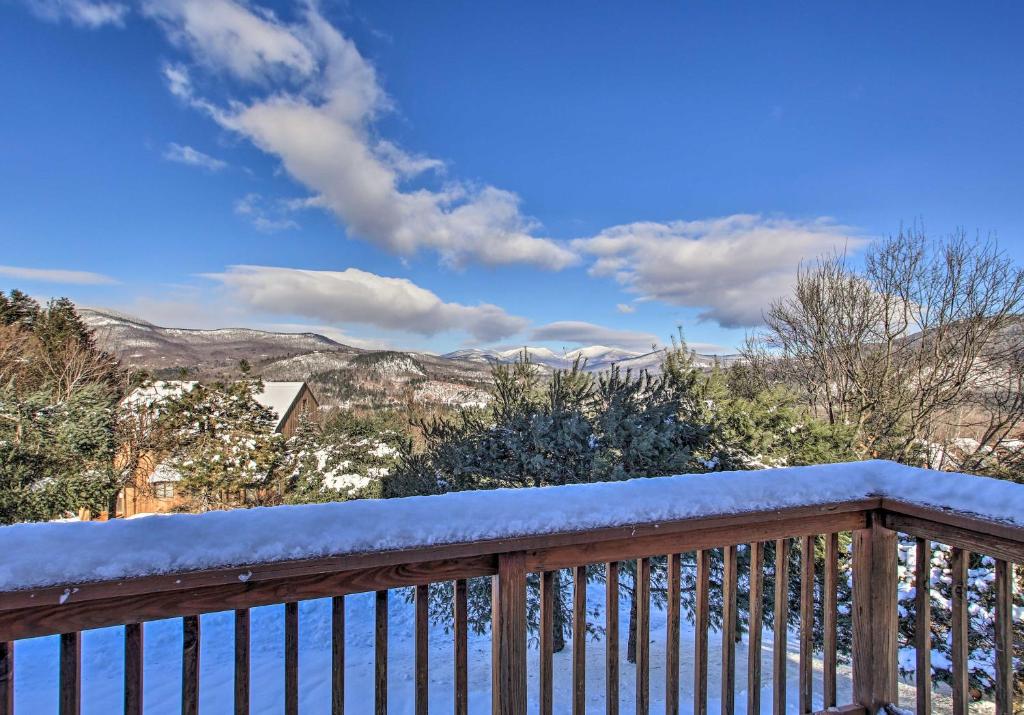 Il dispose d'un balcon enneigé offrant une vue sur les montagnes. dans l'établissement Bartlett Condo Near Attitash Resort and Story Land!, à Bartlett