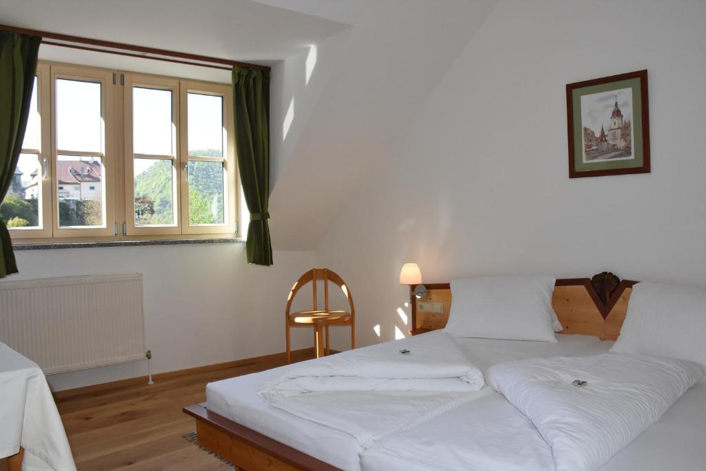 Postel nebo postele na pokoji v ubytování Winzerhof - Gästehaus Stöger