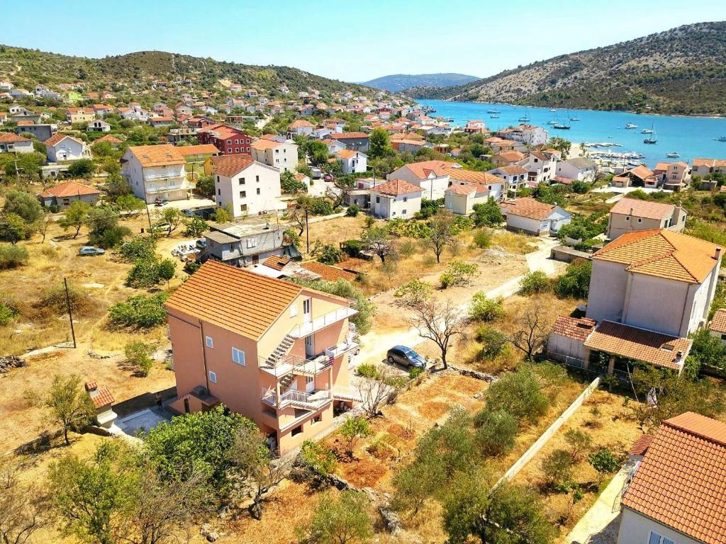 eine Luftansicht einer kleinen Stadt neben dem Wasser in der Unterkunft Apartment Maslina in Vinišće