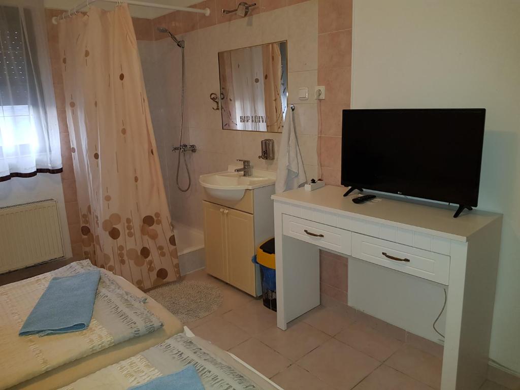 TV a/nebo společenská místnost v ubytování Motel Kotva
