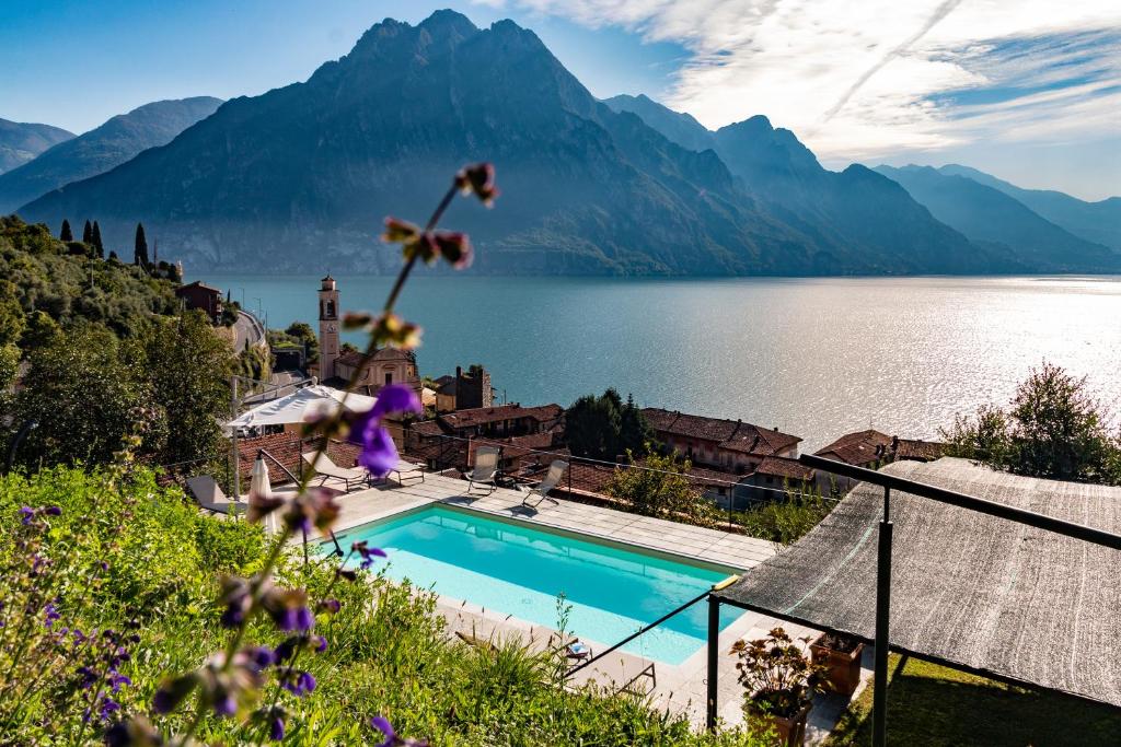 - une piscine avec vue sur le lac et les montagnes dans l'établissement IseoLakeRental - Vacanza Romantica, à Riva di Solto