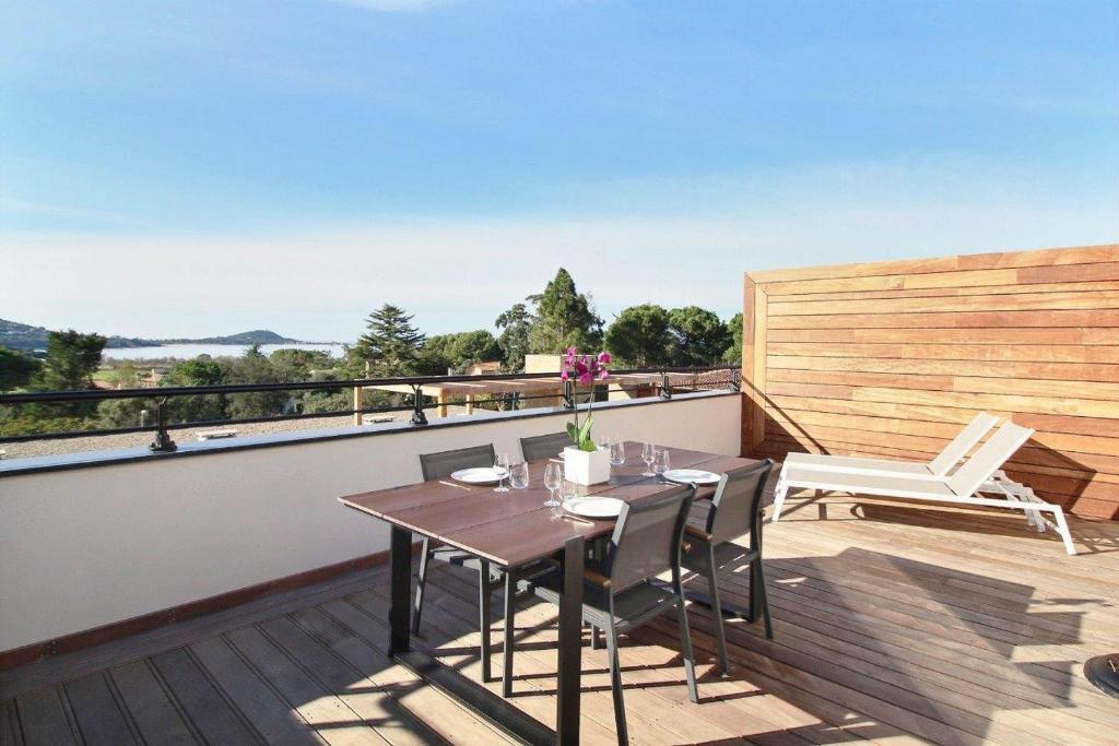 a patio with a table and chairs on a balcony at Residence ACQUA LINDA Porticcio in Porticcio