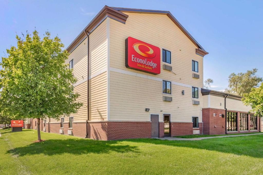 un edificio con un cartel en el costado en Econo Lodge Inn & Suites Fairgrounds en Des Moines