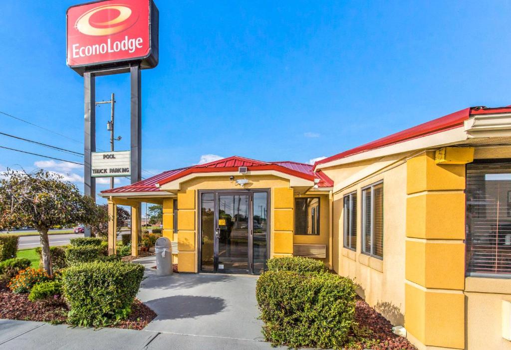 a front of a food store with a sign at Econo Lodge in Norwalk