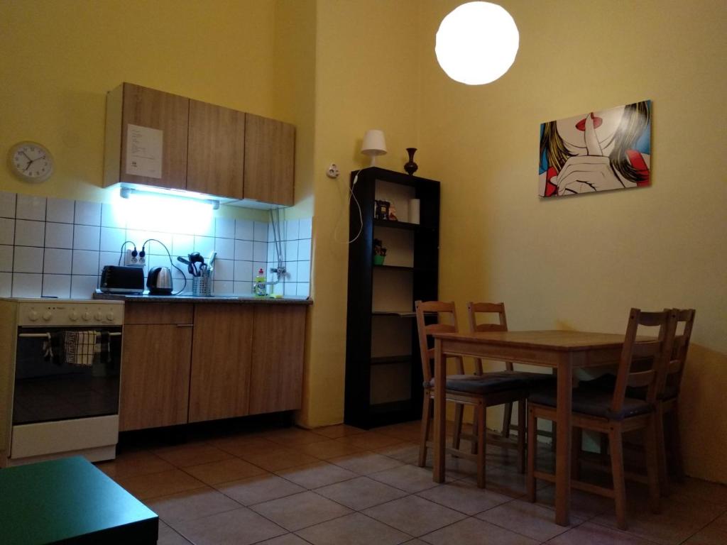 Kuchyň nebo kuchyňský kout v ubytování HoBar Hostel