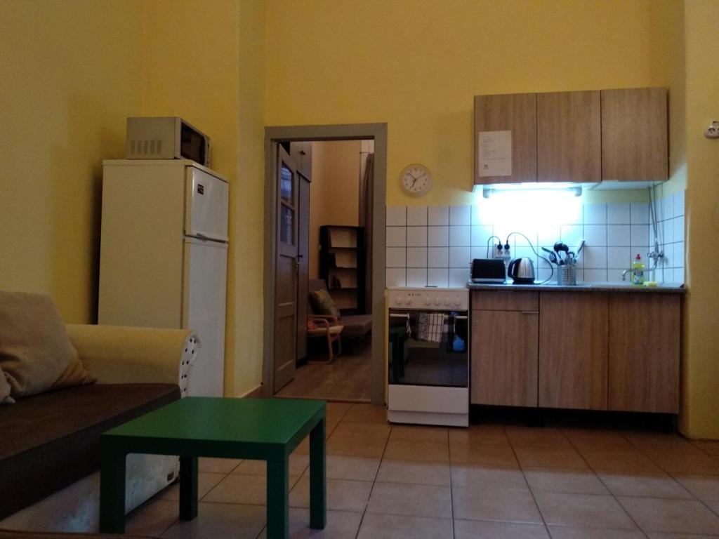 Kuchyň nebo kuchyňský kout v ubytování HoBar Hostel