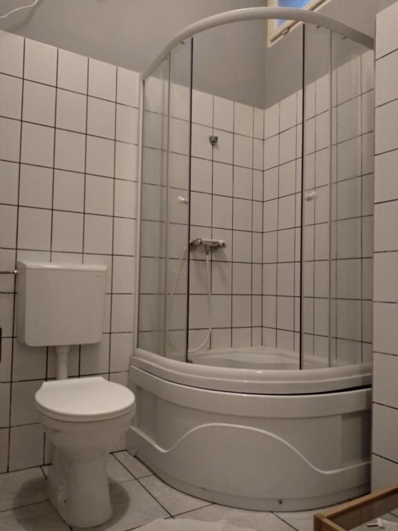 Koupelna v ubytování HoBar Hostel