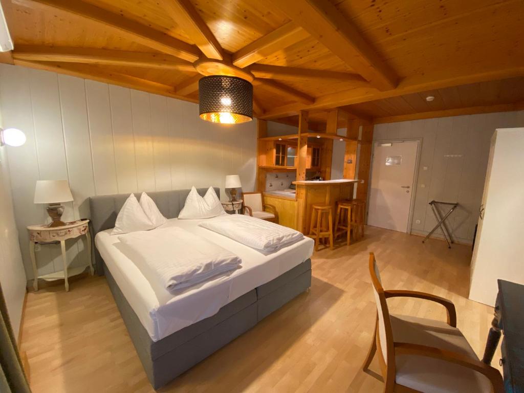 een slaapkamer met een bed, een tafel en een stoel bij Ferienapartement Liebling in Vöcklabruck