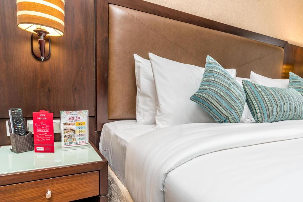 Postel nebo postele na pokoji v ubytování Ramada by Wyndham Dubai Deira