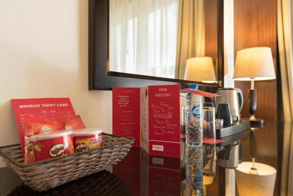 Příslušenství pro přípravu čaje a kávy v ubytování Ramada by Wyndham Dubai Deira