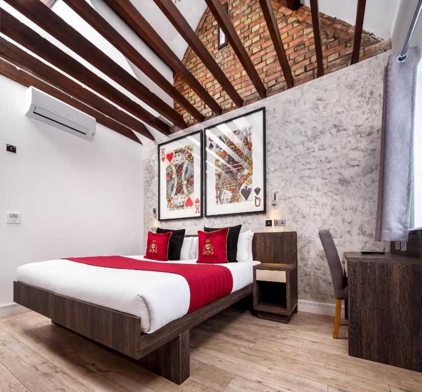 Postel nebo postele na pokoji v ubytování Signature Suites