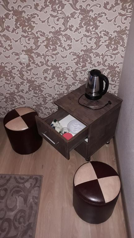 Příslušenství pro přípravu čaje a kávy v ubytování MANGO Guesthouse