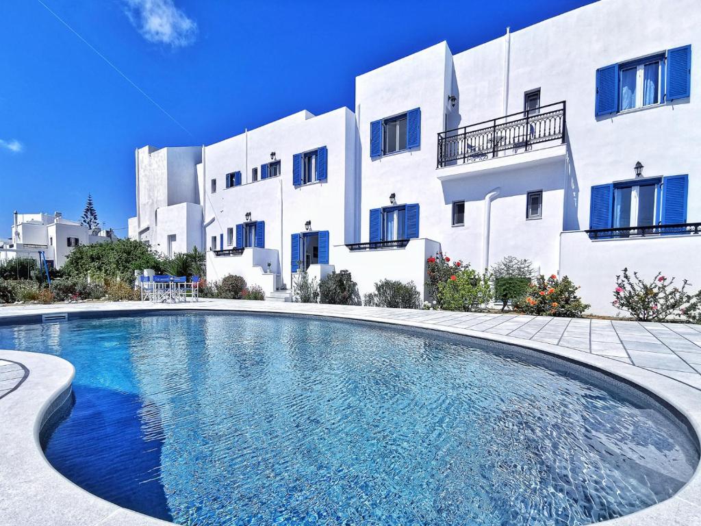 una grande piscina di fronte a un edificio di Ikaros Studios & Apartments a Naxos Chora