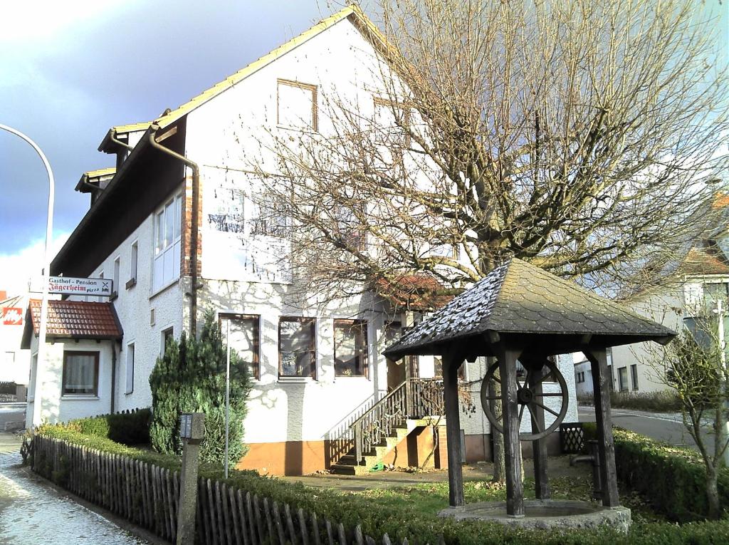 een prieel voor een wit huis bij Gasthof Jägerheim in Birgland