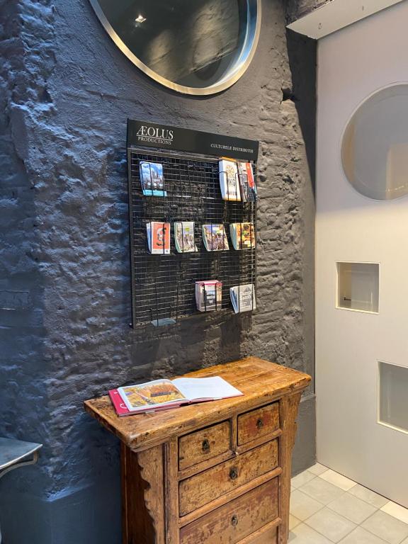 a booth in a store with a wooden table at Chambreplus Kriski in Ghent