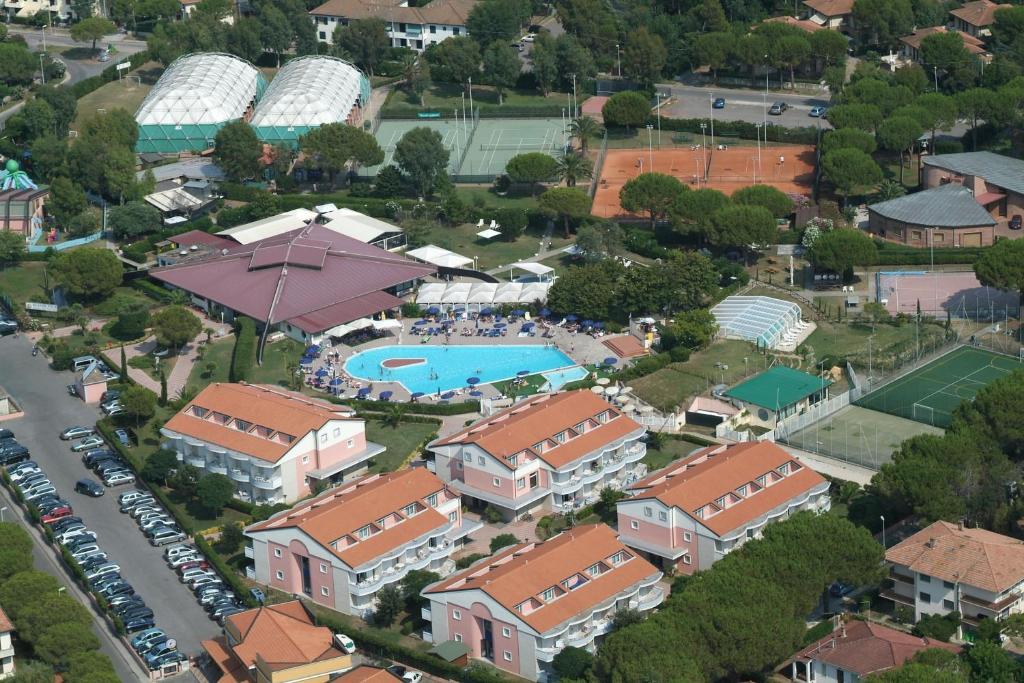 vista aerea di un resort con piscina di Hotel La Buca Del Gatto a Marina di Cecina