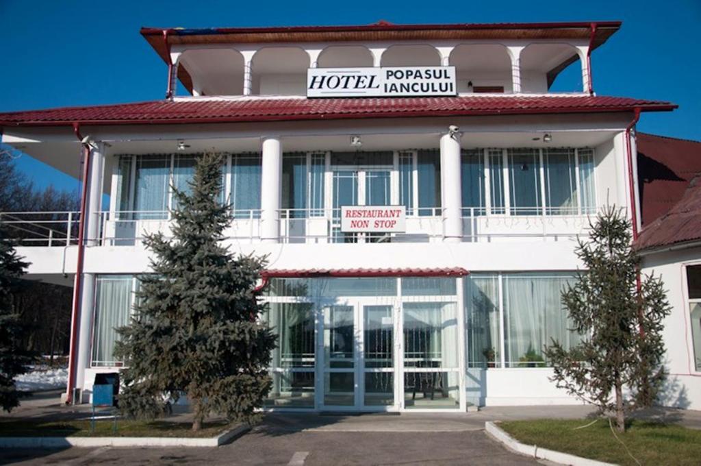 ein Hotelgebäude mit einem Schild, das das Hotel engeland liest in der Unterkunft Hotel Popasul Iancului in Corbii Mari