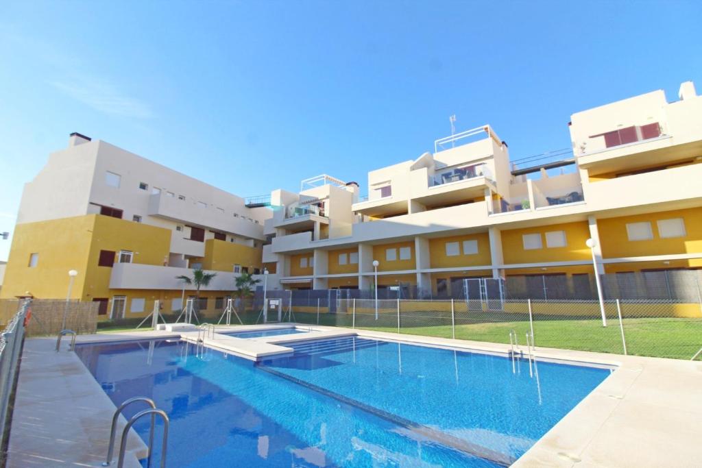 Duplex Apartament Orihuela Costa Ref 4211の敷地内または近くにあるプール