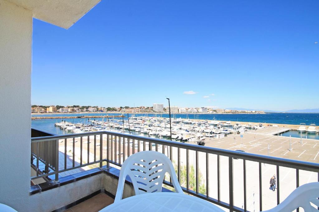 a balcony with a view of a marina at Apartment Meritxell in L'Escala