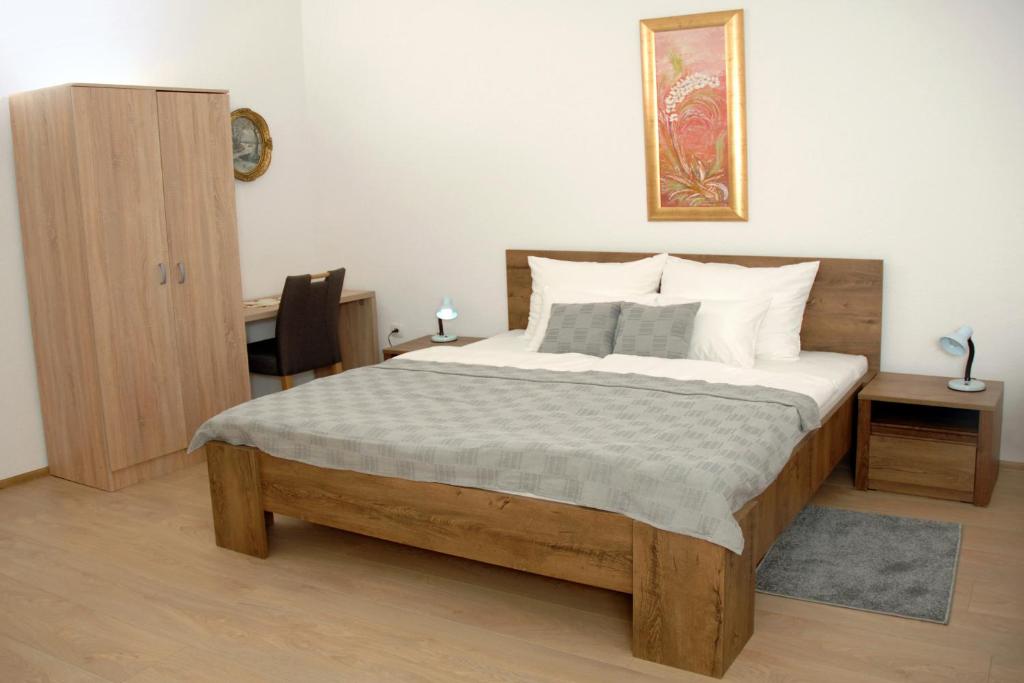 1 dormitorio con 1 cama grande y escritorio en Apartmani Seyda en Sarajevo