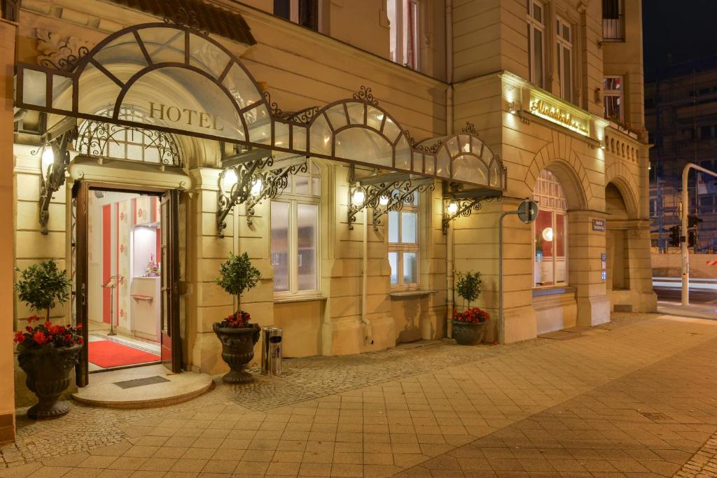 ein Gebäude mit einem Hotel in der Nacht auf einer Straße in der Unterkunft Altstadthotel Am Theater in Cottbus