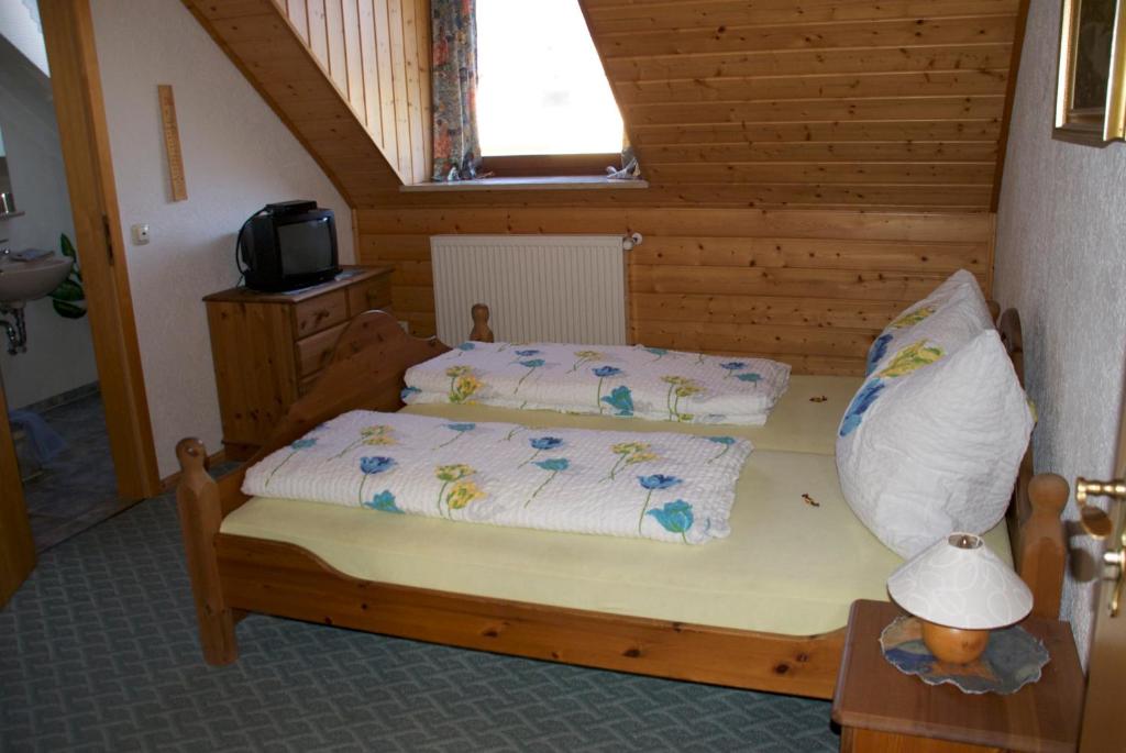 Postel nebo postele na pokoji v ubytování Gasthof Jägerheim