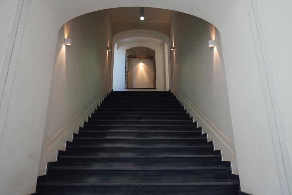 schody prowadzące do drzwi w budynku w obiekcie GRAN CANCELLIERE Apartment with Parking w mieście Palermo