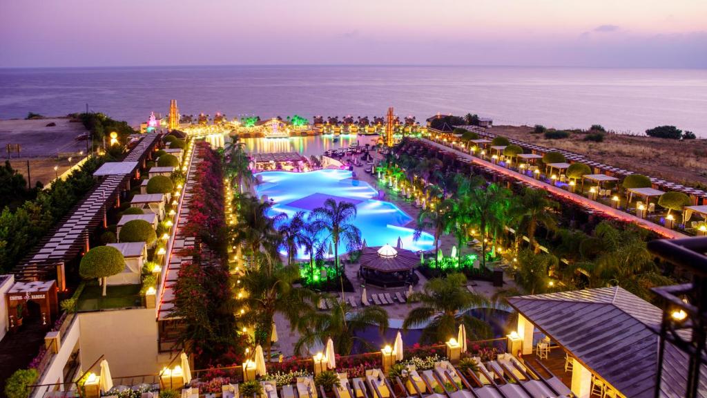 Výhled na bazén z ubytování Cratos Premium Hotel Casino & SPA nebo okolí