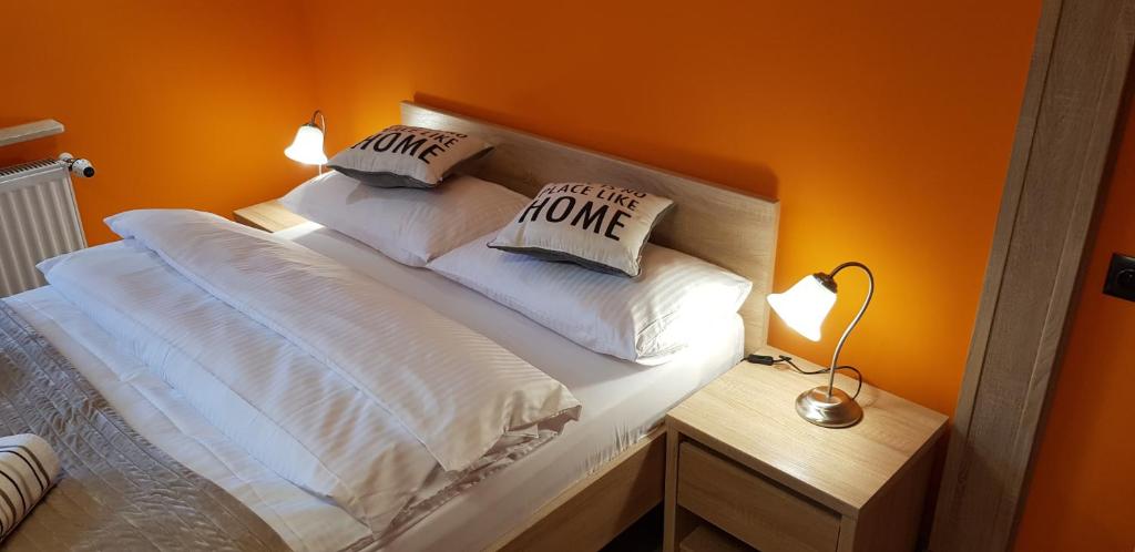 łóżko w pokoju z 2 poduszkami w obiekcie Agat w Ustroniu
