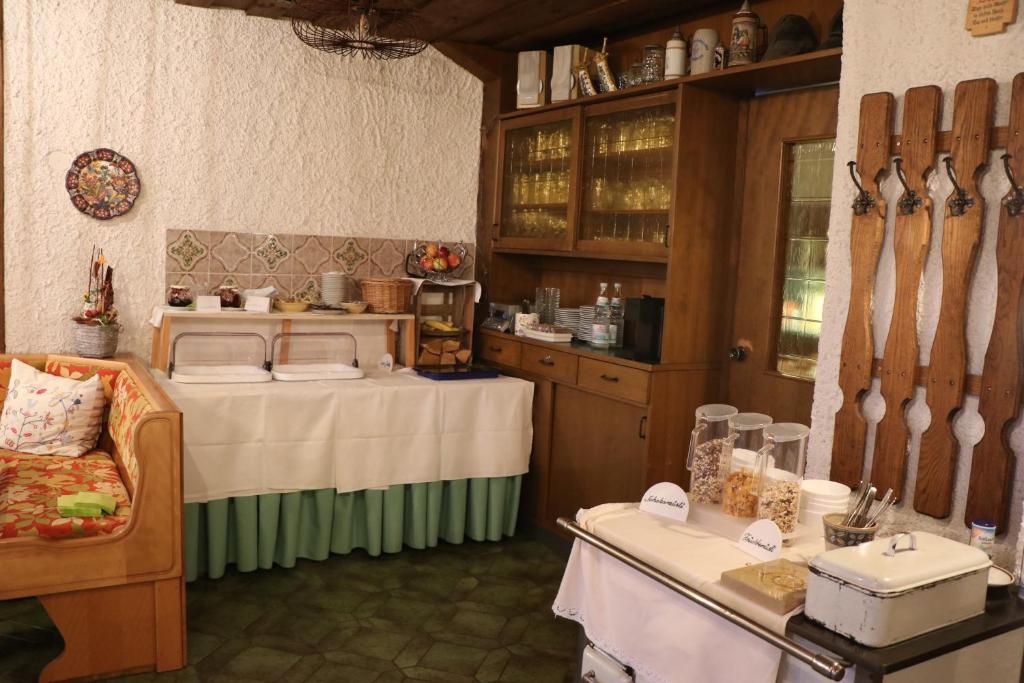 Příslušenství pro přípravu čaje a kávy v ubytování Pension Zöllner Garni
