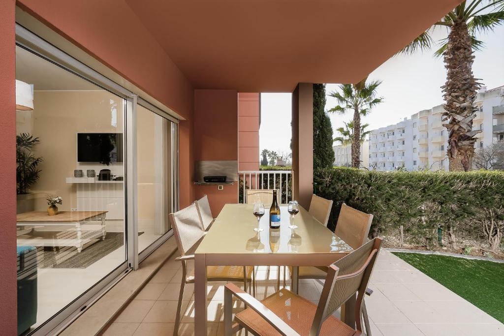 LuxRocha Beach Home by Real Life Concierge - Two-Bedroom Apartment