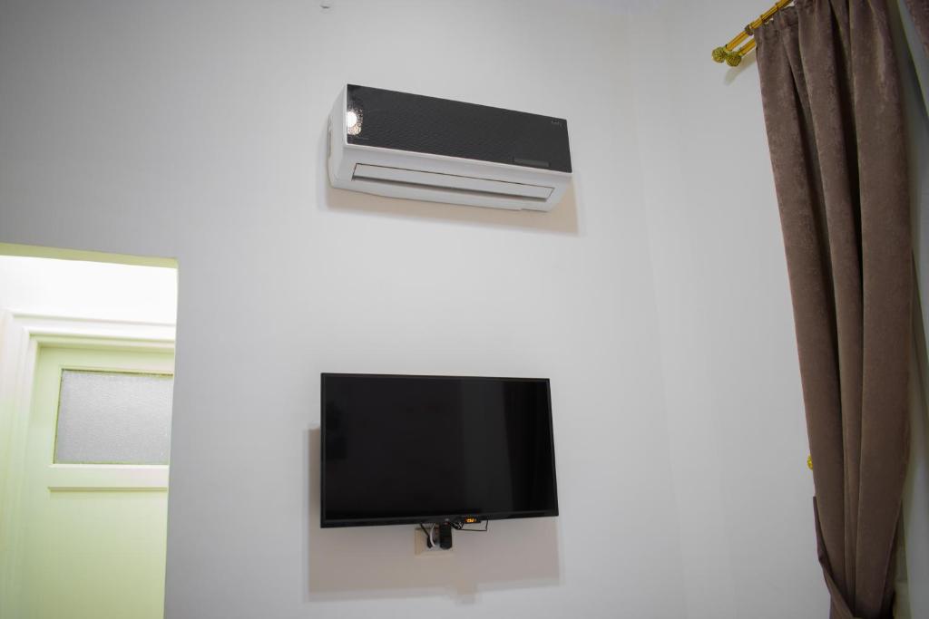 TV a/nebo společenská místnost v ubytování Golden Palace Hotel