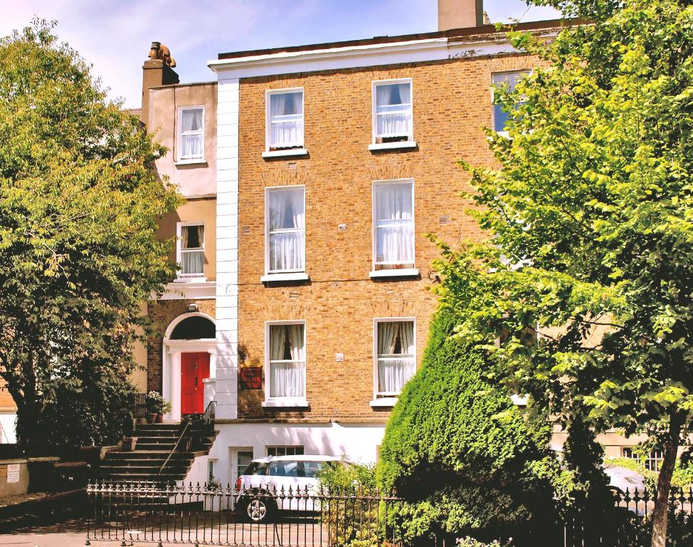 een groot bakstenen gebouw met een rode deur bij Waterloo Lodge in Dublin