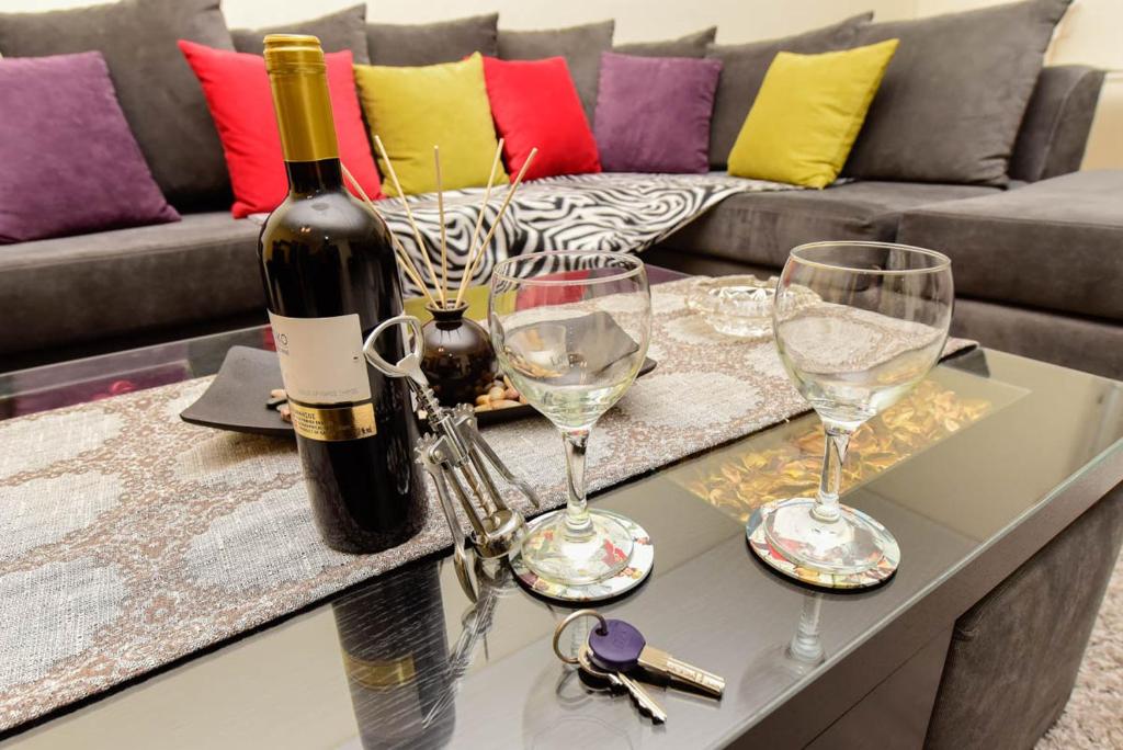 un tavolo con due bicchieri e una bottiglia di vino di Athens Beauty 5 Minutes from Attractions ad Atene