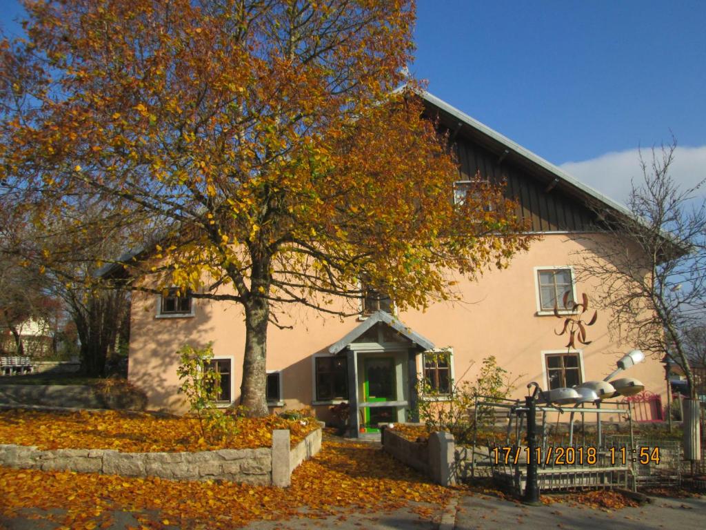 ein Haus mit einem Baum davor in der Unterkunft gite 9 places La Dolèze in La Sommette