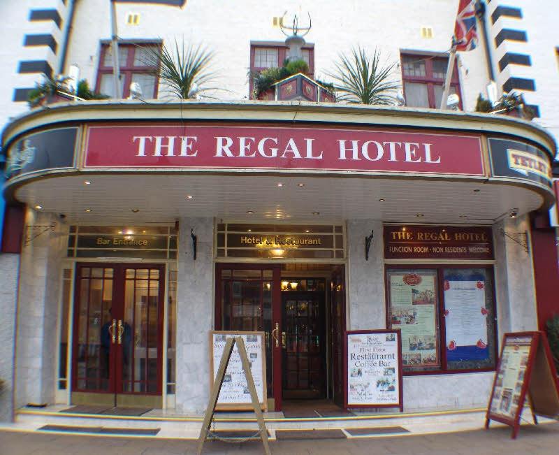 ブラックプールにあるThe Regal Hotelの目の前に看板があるホテル