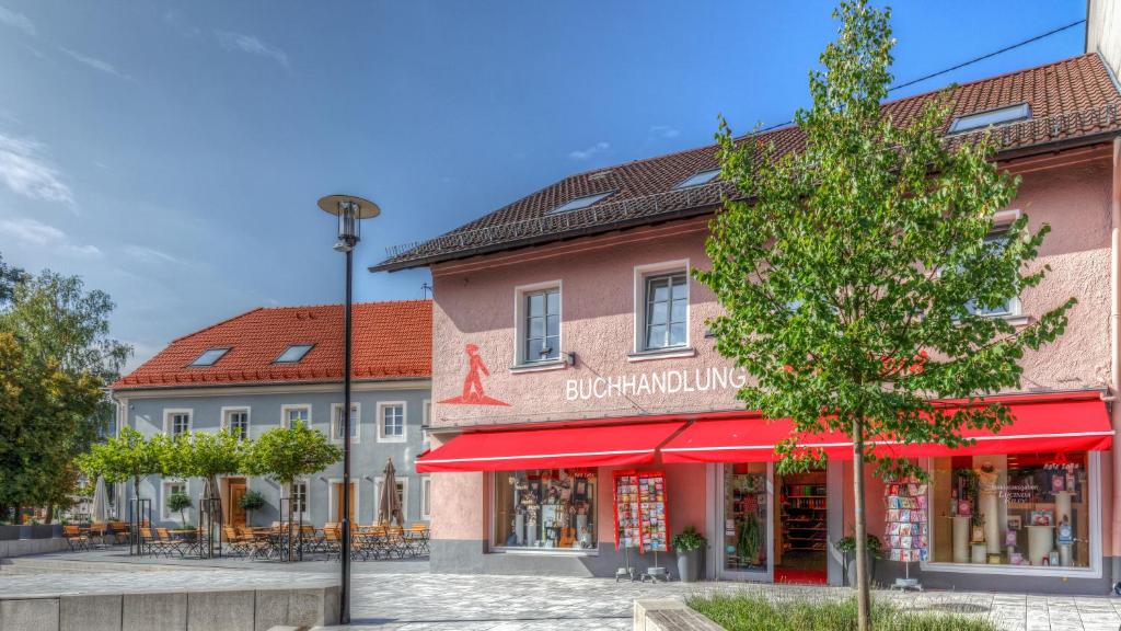 ein Gebäude mit einer roten Markise auf einer Straße in der Unterkunft Ferienwohnungen in Losheim am See in Losheim