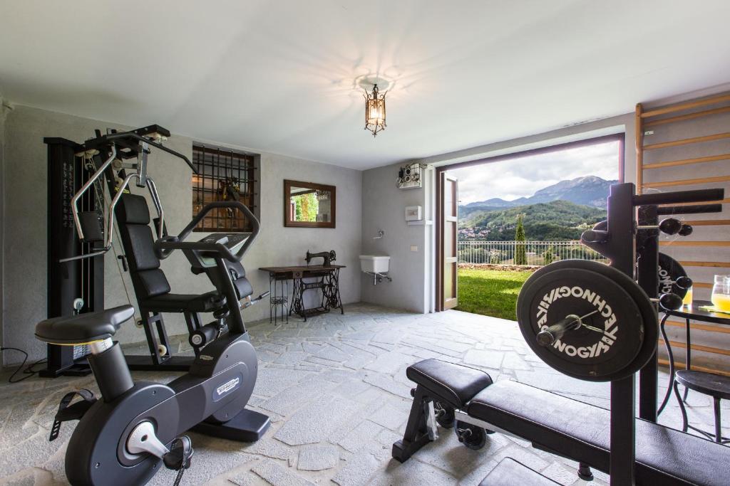 - une salle de sport avec vue sur les montagnes dans l'établissement VILLA TURRI - Luxury Country & Padel Resort, à Camporgiano