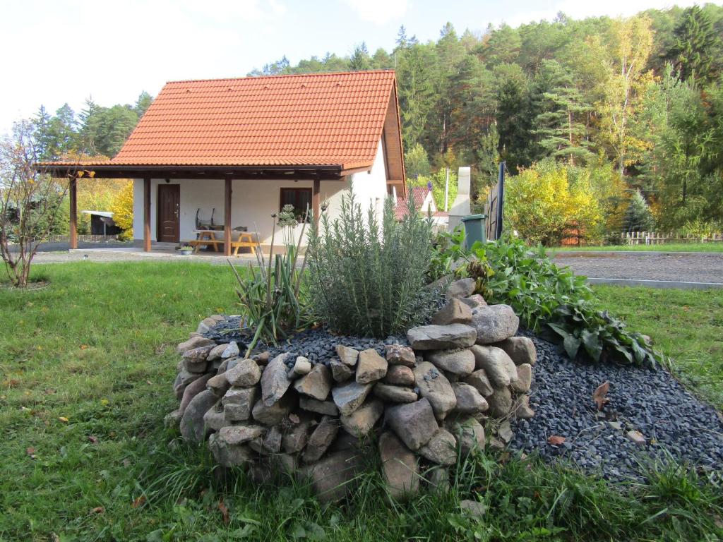 un jardín de rocas frente a una casa en Rekreační dům v Brdech Pod Svatou Annou, en Ohrazenice