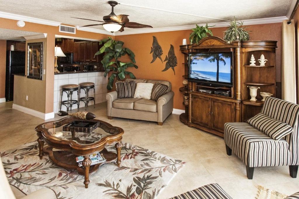 パナマ・シティ・ビーチにある209 Mariner Westのリビングルーム(ソファ、テレビ付)